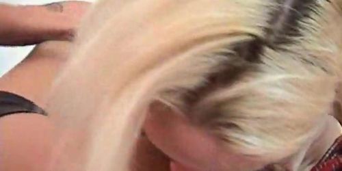 HERFIRSTKISSES - Geile lesbiennes die een dildo in poesje steken en kussen