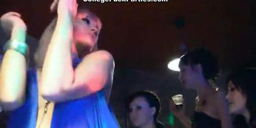 COLLEGE FUCK PARTIES - Vidéo de baise de fête avec des étudiantes chaudes
