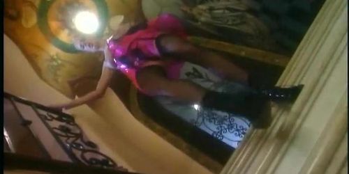 LINGERIE VIDEOS - Masturbierende Blondine in einem Latexrock, Nylons und Stiefeln