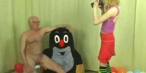 VIEJOS PERVERTIDOS - Sin sonido: Sesión de fotos y sexo entre viejos y jóvenes