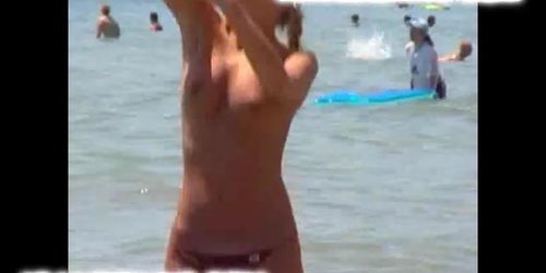 Горячие сексуальные откровенные девушки топлесс показывают сиськи на пляже!