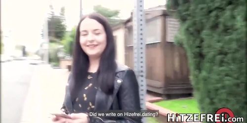 HITZEFREI Emma meets a guy from a German dating app