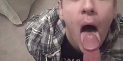 Buddy blowing me and I shoot cum on his tongue (amateur )