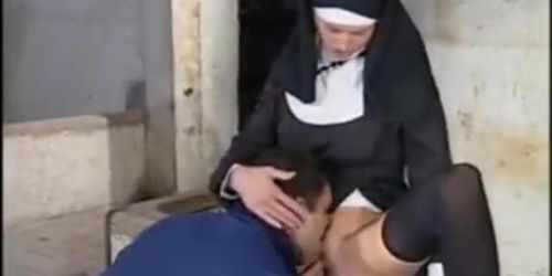 Nun seduced by a bricklayer