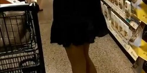 18 yr old teen flashing ass in the store