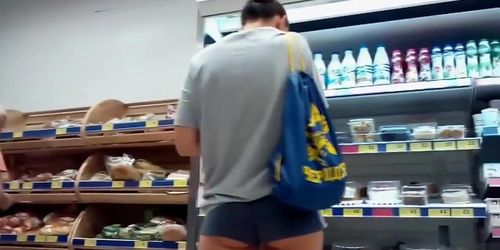 Spying on a cheerleader with an excellent piece of round ass