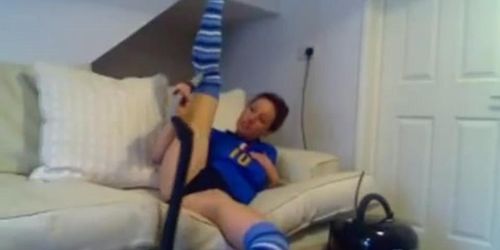 Amateur gf toying with a vacuum cleaner (Toi Clayton)