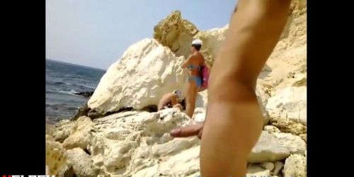 dickflash 2 girls on the beach