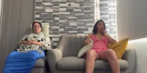 Prob Ndose porn video – Martina Smith masturb&aacute;ndose mientras ve la TV