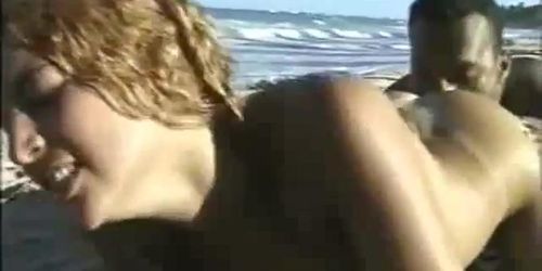 Loirinha rabuda  linda e gostosa gemendo e gozando dando a bucetinha e o cusinho bem gostoso na praia