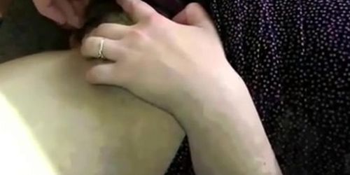 Amatrice francaise en nuisette masturbe son minou poilu