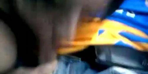 Mexicana Extrae esperma espeso con su boca en una mamada en el coche (boca de)