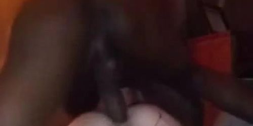 Sexe interracial amateur avec des gemissements comment peut-elle gerer cette bite noire dans le cul
