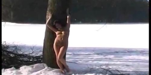 Sexy slut gets naked outdoors in the snow