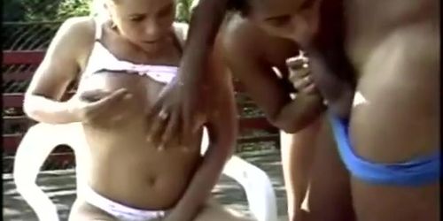 Duas  novinhas uma loirinha e uma mulata rabuda lindas e gostosas gemendo e gozando dando a bucetinha e o cusinho bem gostoso (Blondie Anderson, amateur )