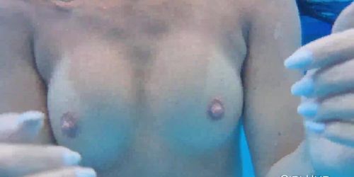 Amateur model swimming naked (Zuzu Sweet)