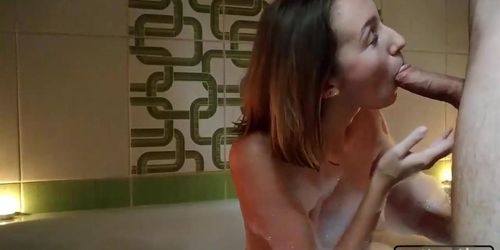 AMATEUR COUPLE HAS ROMANTIC SEX IN THE BATHROOM WITH CANDLES