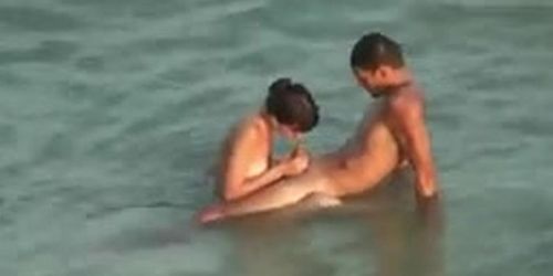 Espiando a pareja caliente en la playa privada