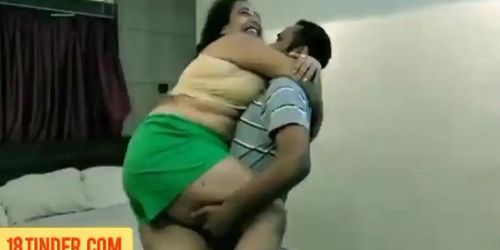 Desi hot aunty ka apne employee ke sath romance