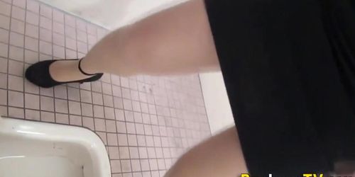 PISS JAPAN TV - Kinky asians pissing in toilet