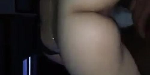Beurette bouge son gros cul sur la nibble d'un renoi