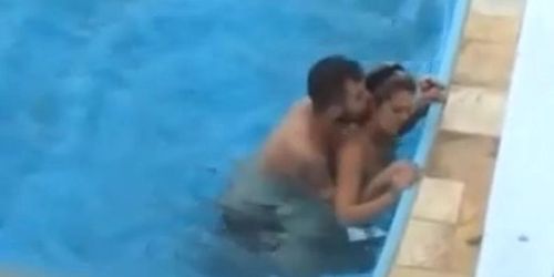 short_Sex in a swimming pool - secretly filmed ...