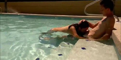 Amateur couple - Blowjob in pool