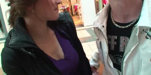 Teeny in der Mall angesprochen und von two Typen auf gefickt