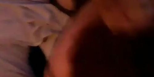 Mi esposa puta coje con 2 mientras le hacen facial
