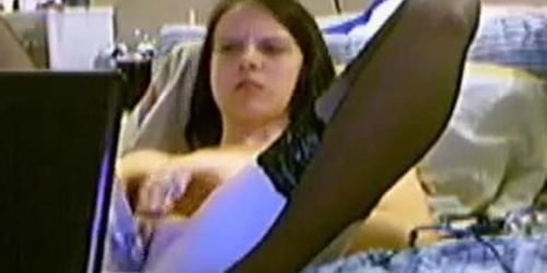 Aude se masturbe devant un film porno