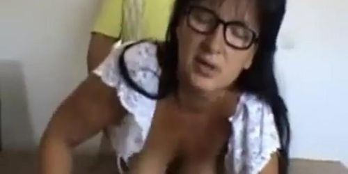 Vollbusige deutsche MILF mit Brille im Doggystyle und Gesichtsbehandlung