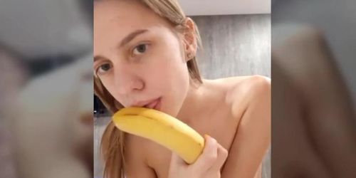 two girls sucks dildo and banana