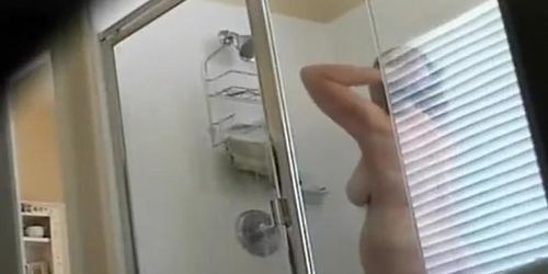 Saggy mature lady spied in a shower