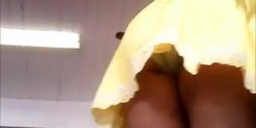 upskirt de amarillo ,rica teen