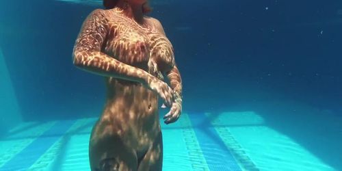 Heidi Van Horny with huge boobs underwater