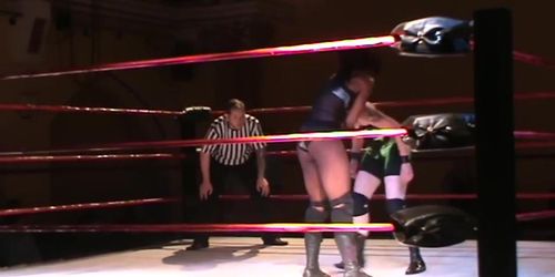 women wrestling vertical suplex