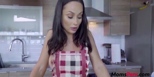 MILF Mom's Nip Slip At Breakfast- Crystal Rush (Sonechka )