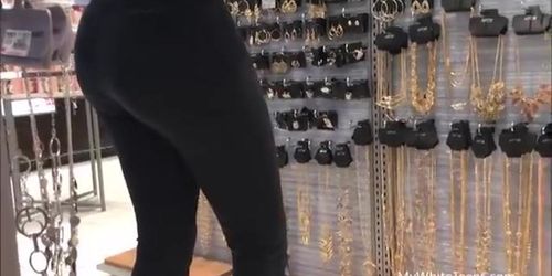 Creeping on a 20yr old pawg stretching her leggings