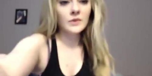 Sexy girl rubs and fingers pussy on cam