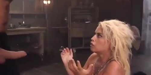 Latina Gostosa Peituda Sendo Escravizada (Blondie Fesser)