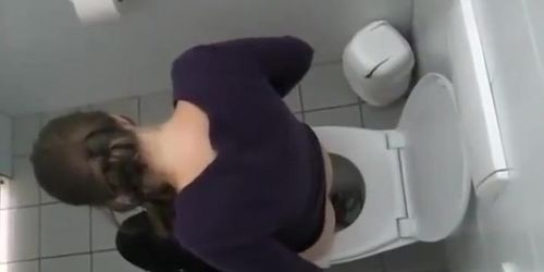 Voyeur spies a college girl in the toilet (Wet dreams)