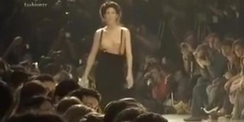 Supermodels show their naked boobs on the runway (Sarah Lollypop)