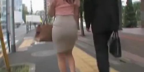 Exciting and candid butt video of girl in tight skirt
