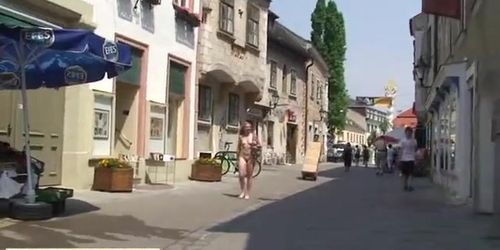 Sweet Blonde Shows Their Naked Body In Public