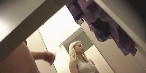 Changing room blonde amateur demonstrates herself pantiless