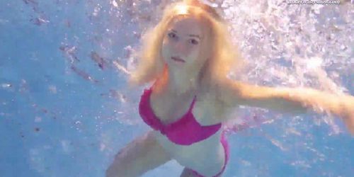 Elena Proklova spreading legs underwater