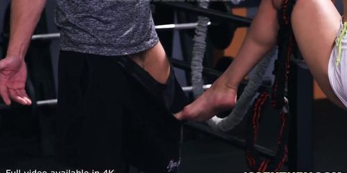 Her cunt is just as flexible as her legs (Mia Split)