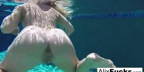Busty blondes Alix & Cherie go skinnydipping (Alix Lynx)