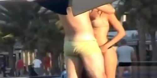 Amateur gf finger fucked vigorously on the public beach