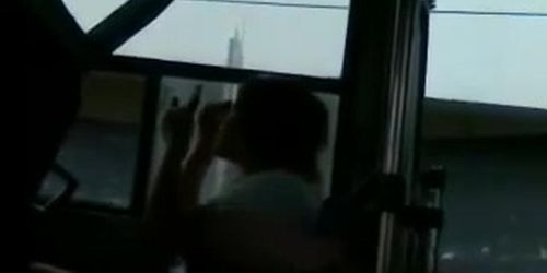 mostrando la polla en el bus